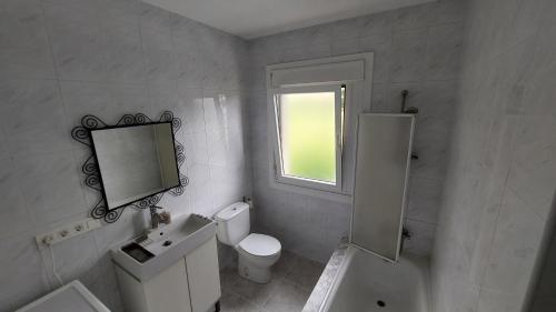Ponteceso的住宿－Casa Oreiro Camiño dos faros Costa da Morte Ponteceso，一间带卫生间、水槽和镜子的浴室