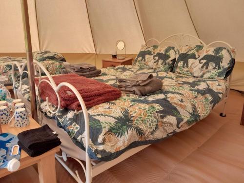 Pool的住宿－Cornish Skies Glamping，帐篷内一间卧室,配有一张床