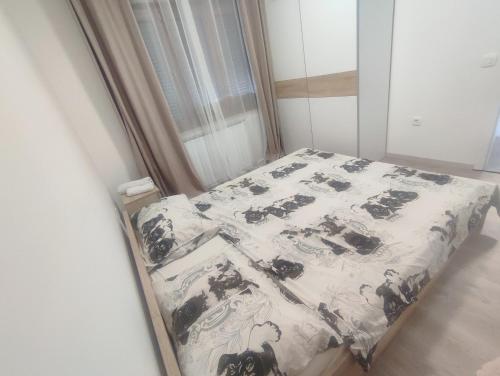 Ένα ή περισσότερα κρεβάτια σε δωμάτιο στο Apartmani Petra