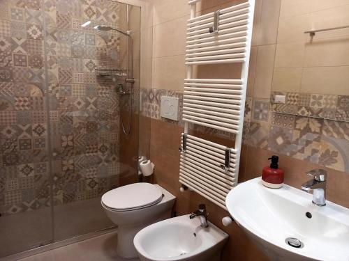 La salle de bains est pourvue de toilettes, d'un lavabo et d'une douche. dans l'établissement Dimora Stemar, à Taviano
