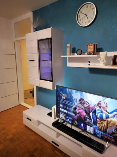 ein Wohnzimmer mit einem großen Flachbild-TV in der Unterkunft ArtePovera Apartment Tuzla in Tuzla