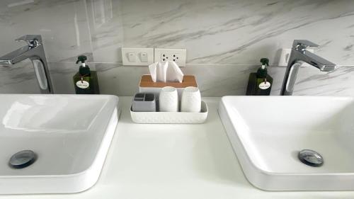 Bilik mandi di Sean Sabai Luxury & Natural Private Pool Villa