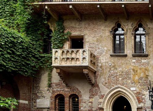 a stone balcony on the side of a building at Casa Esvael Rooms in Verona