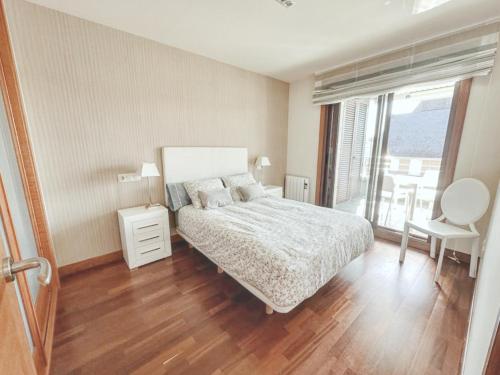 una camera con letto, scrivania e finestra di Apartamento Decanelas a Sanxenxo