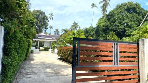 Taman di luar Sean Sabai Luxury & Natural Private Pool Villa