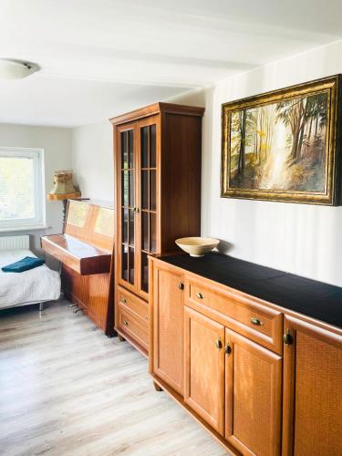 Zimmer mit einem Holzschrank und einem Schlafzimmer in der Unterkunft Mieszkanie w domu jednorodzinnym na wyłączność in Lublin