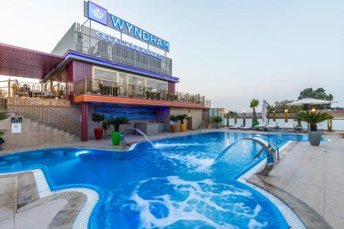 uma grande piscina em frente a um hotel em Wyndham Istanbul Old City em Istambul