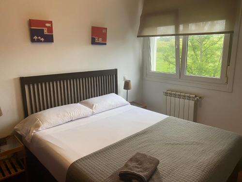 1 dormitorio con 1 cama blanca grande y ventana en Gerymaca, en Anero
