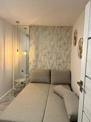 Un dormitorio con una cama grande en una habitación. en Apartament Centrum Ligota, en Katowice
