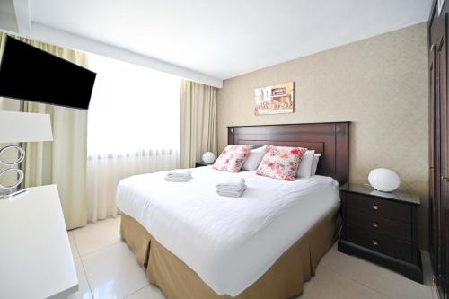 Tempat tidur dalam kamar di Elegant Sea View at Orchid Hotel by HolyGuest