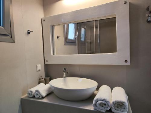 アンティパロス島にあるKtima Elea Antiparosのバスルーム(シンク、鏡、タオル付)