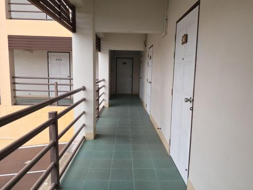 an empty hallway of a building with a door at โรงแรม นิววันชัย โฮเต็ล in Ban Sao Thong