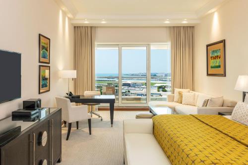 Et opholdsområde på Grosvenor House, a Luxury Collection Hotel, Dubai