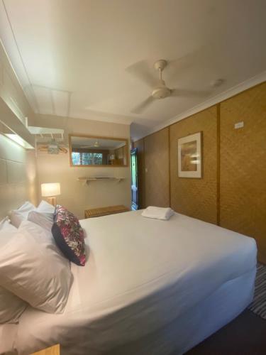 Ένα ή περισσότερα κρεβάτια σε δωμάτιο στο Tallow Beach Motel