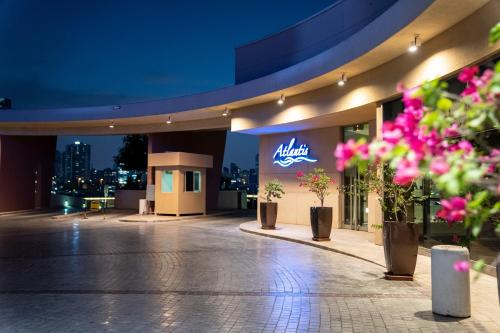 فندق مارينا في الكويت: مبنى عليه لافته
