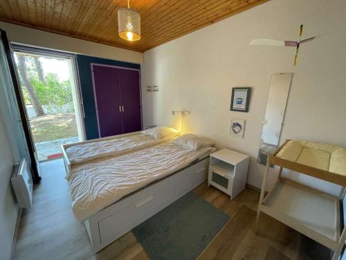 une petite chambre avec un lit et une fenêtre dans l'établissement Maison spacieuse, 600m plage, 6 couchages, parking gratuit, jardin, terrasse, WiFi optionnel - FR-1-224C-210, à Saint-Jean-de-Monts