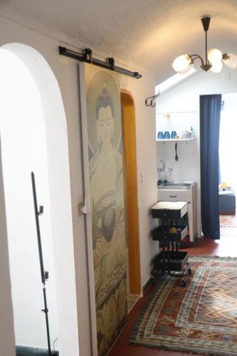 una stanza con un grande dipinto sul muro di MappaMundo a Ribamar