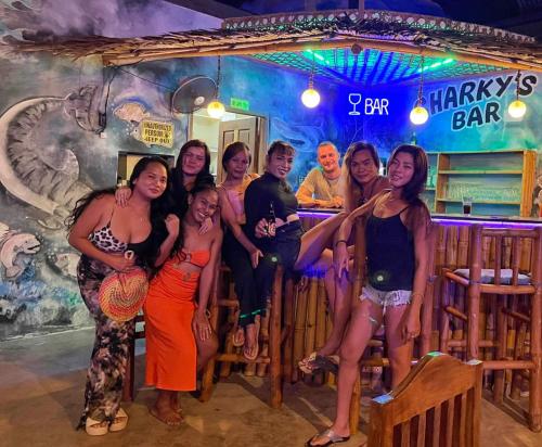 un grupo de personas de pie en frente de un bar en Anda-Divers-Enjoy Garden Resort en Anda