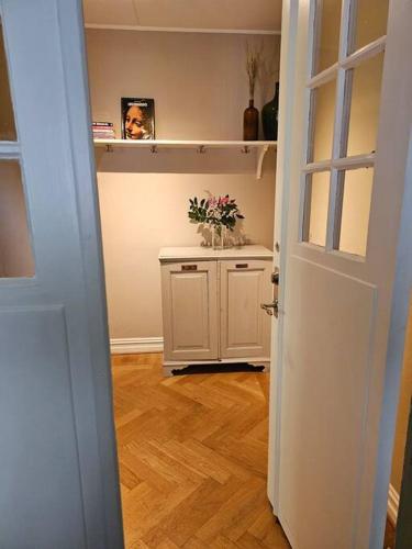 Una cocina o cocineta en Lärarinnabostad i vacker byskola
