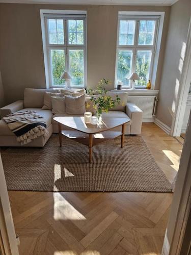 Un lugar para sentarse en Lärarinnabostad i vacker byskola