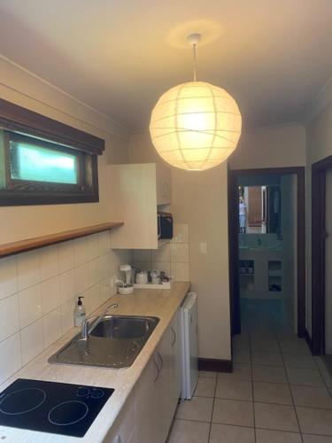 Η κουζίνα ή μικρή κουζίνα στο Tallow Beach Motel