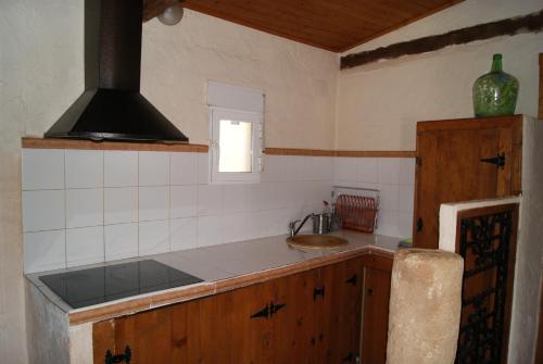 cocina pequeña con fregadero y fogones en Casas Rurales Los Cortijos, en Alcaraz