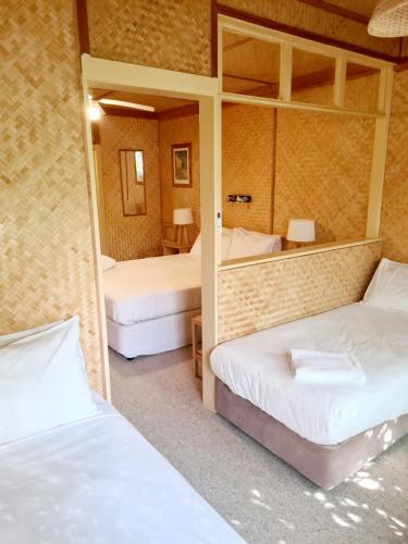 Ένα ή περισσότερα κρεβάτια σε δωμάτιο στο Tallow Beach Motel