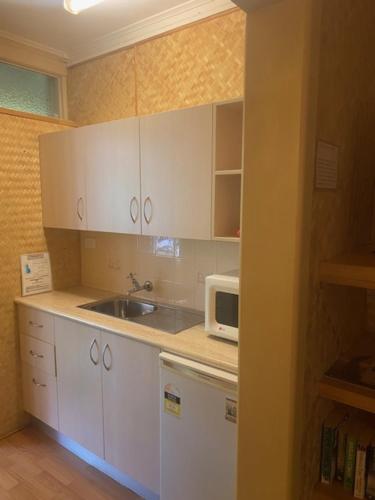 Η κουζίνα ή μικρή κουζίνα στο Tallow Beach Motel