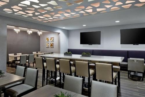 TV a/nebo společenská místnost v ubytování Seattle Marriott Bellevue