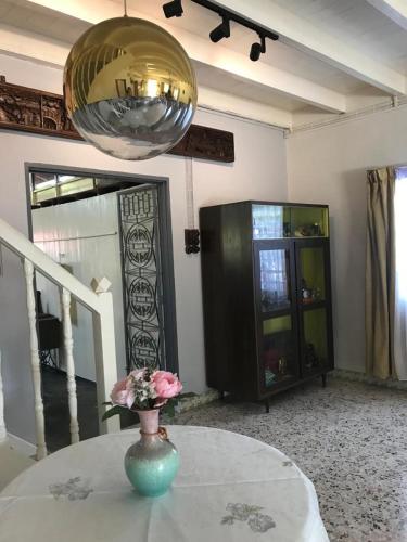 una stanza con un tavolo con un vaso con dei fiori di Yi Tong Nian Home Stay a Sitiawan