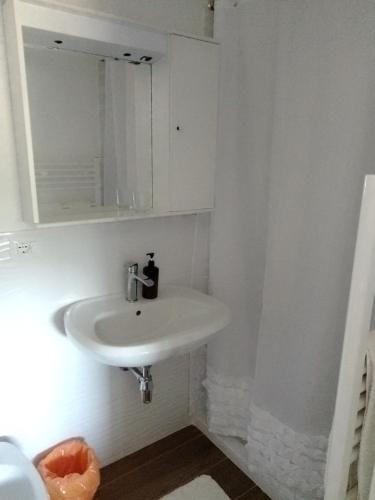 a white bathroom with a sink and a mirror at Casa Carducci Affittacamere in Monteleto