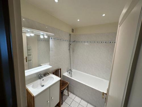 ein Badezimmer mit einer Badewanne, einem Waschbecken und einer Badewanne in der Unterkunft 70 sqm apartment in 75008 Paris in Paris