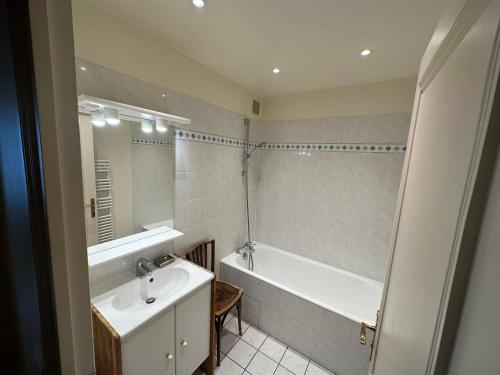 une salle de bain avec une baignoire et un lavabo et une baignoire dans l'établissement 70 sqm apartment in 75008 Paris, à Paris