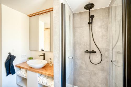 グリンマにあるTiny Design-Modulhaus mit 33 m²のバスルーム(シャワー、シンク付)