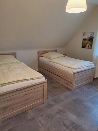 two beds sitting next to each other in a room at An den Eichen in Neustadt am Rübenberge