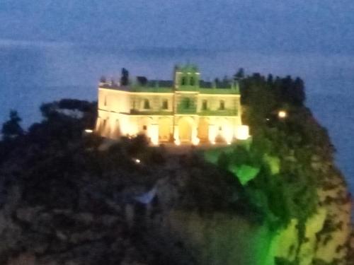 ein Schloss auf einem Hügel in der Nacht in der Unterkunft CASA CHIARA TROPEA in Tropea