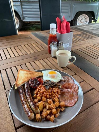 Morgenmad for gæster der bor på Moulin Du Pommier Glamping & Camping