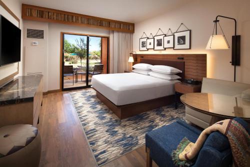 1 dormitorio con 1 cama y sala de estar en Sheraton Grand at Wild Horse Pass en Chandler