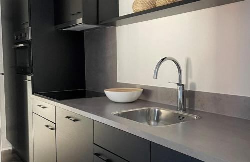 a kitchen with a sink and a bowl on the counter at Vakantiepark Hertenhorst in Beekbergen