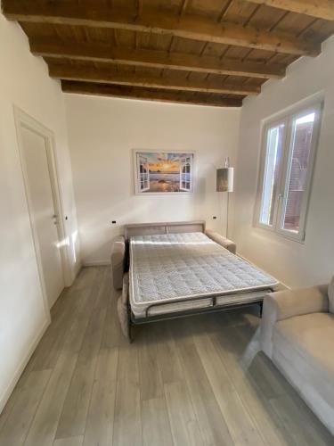 Gessate的住宿－CV Martesana Gessate，一张大床,位于一个配有沙发的房间