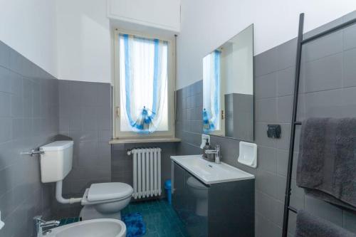 Casa Fiori [Centro città, Free parking] في برا: حمام به مرحاض أبيض ومغسلة