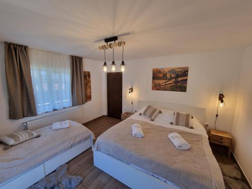 Un pat sau paturi într-o cameră la Casa Lia Voroneț