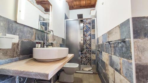uma casa de banho com um lavatório, um WC e um chuveiro em Cala Dei Romani em Ventotene