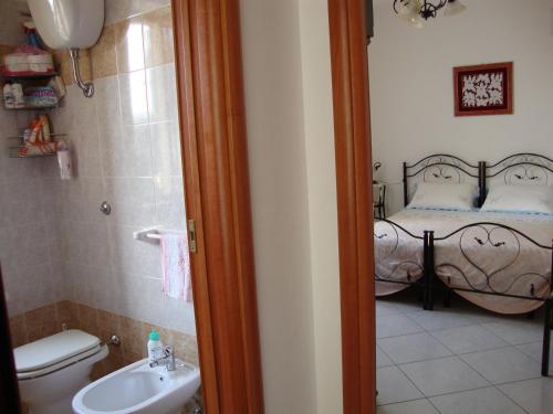 ムーロ・レッチェーゼにあるB&B Villa Sitrieのバスルーム(ベッド1台、トイレ、シンク付)