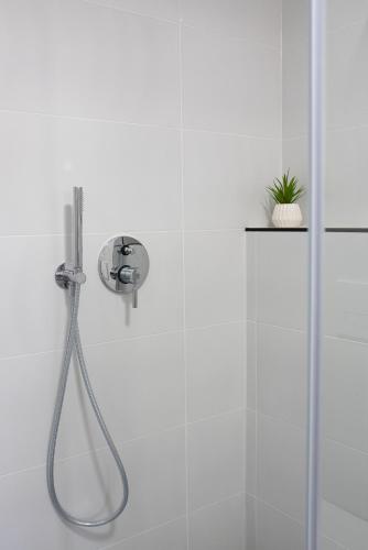Ένα μπάνιο στο PORT CITY HAIFA - Authentic German Colony Apartments