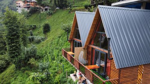 an overhead view of a house with people on the porch at Sisorti süit bungalov in Rize