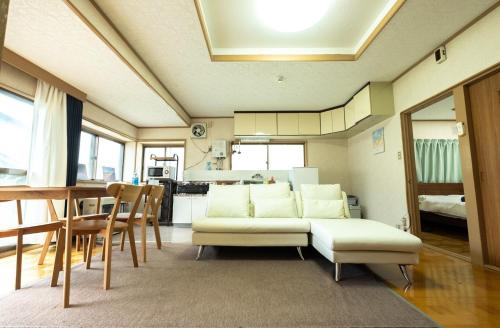 een woonkamer met een bank en een tafel bij Furano - House / Vacation STAY 56483 in Furano
