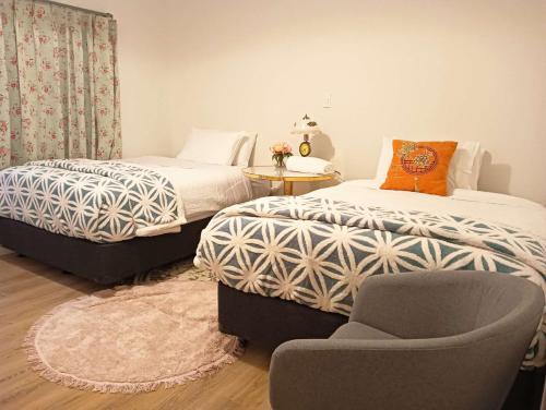 Un pat sau paturi într-o cameră la Melville Guest House near Waikato Hospital