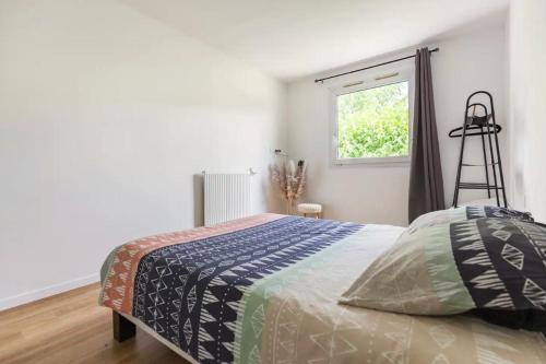 sypialnia z łóżkiem, oknem i drabiną w obiekcie Cityscape w mieście Noisy-le-Grand