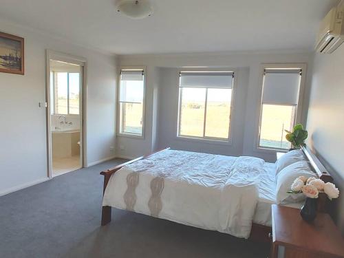 a bedroom with a bed and a bathroom with windows at Country Paradise Estate in Hall